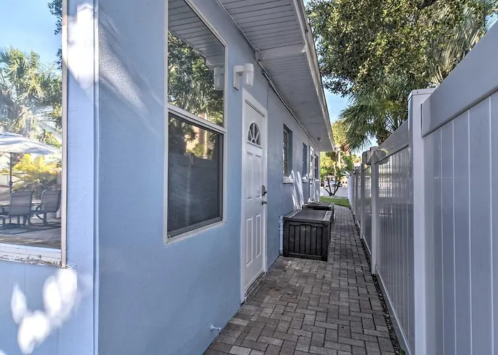 Indian Rocks Unit - Steps From The Shoreline Apartment