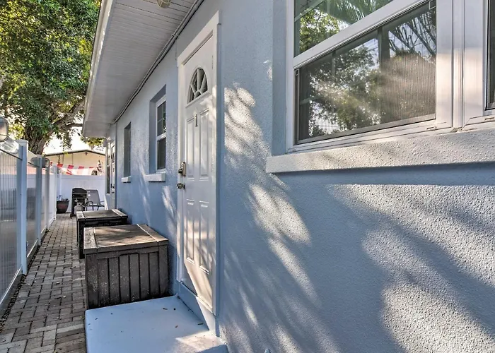 Indian Rocks Unit - Steps From The Shoreline Apartment *