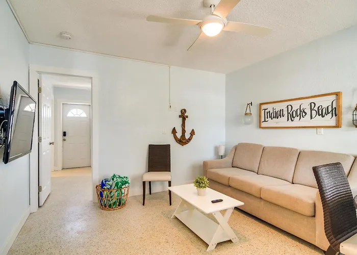 Indian Rocks Unit - Steps From The Shoreline Apartment